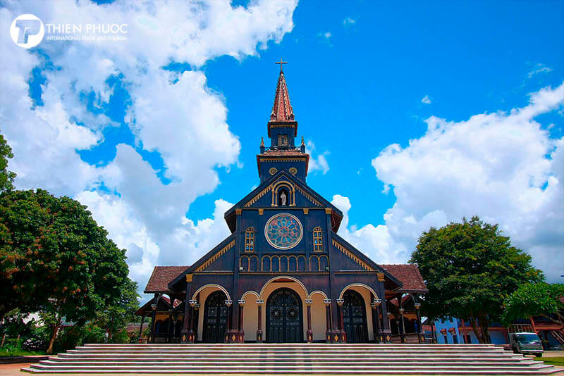 Ngôi nhà thờ gỗ hơn 100 tuổi ở Kon Tum