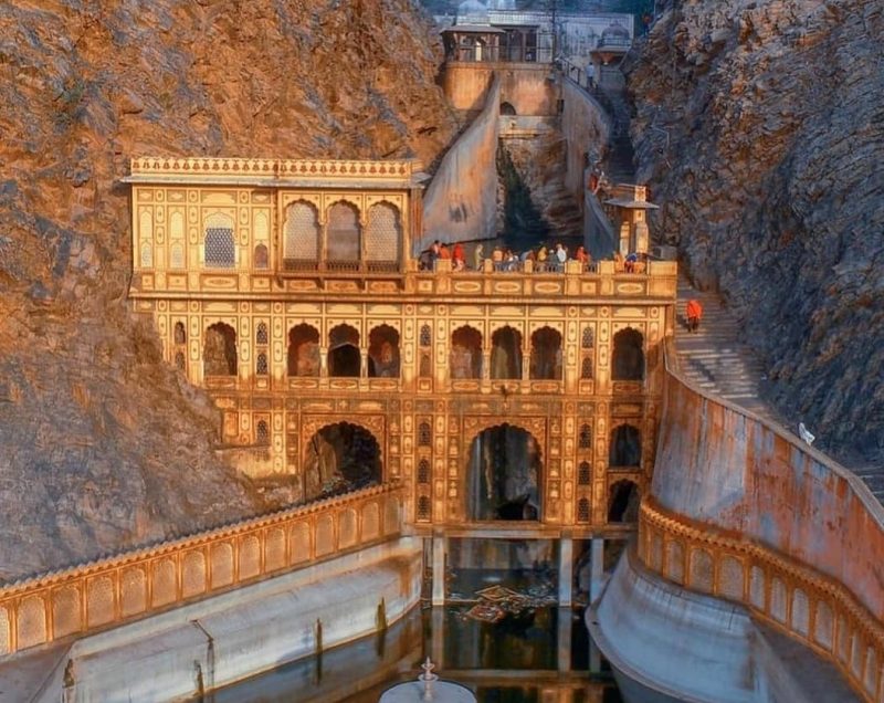 Ngôi đền Galtaji đẹp tựa cung điện tại Ấn Độ